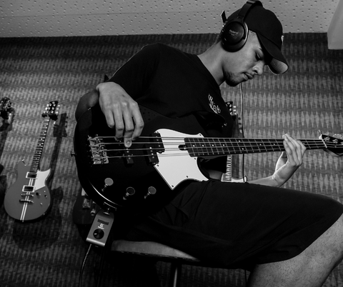 How to Record Bass at Home (2025 Guide): DI, Amp Sims, AI & Pro Chains